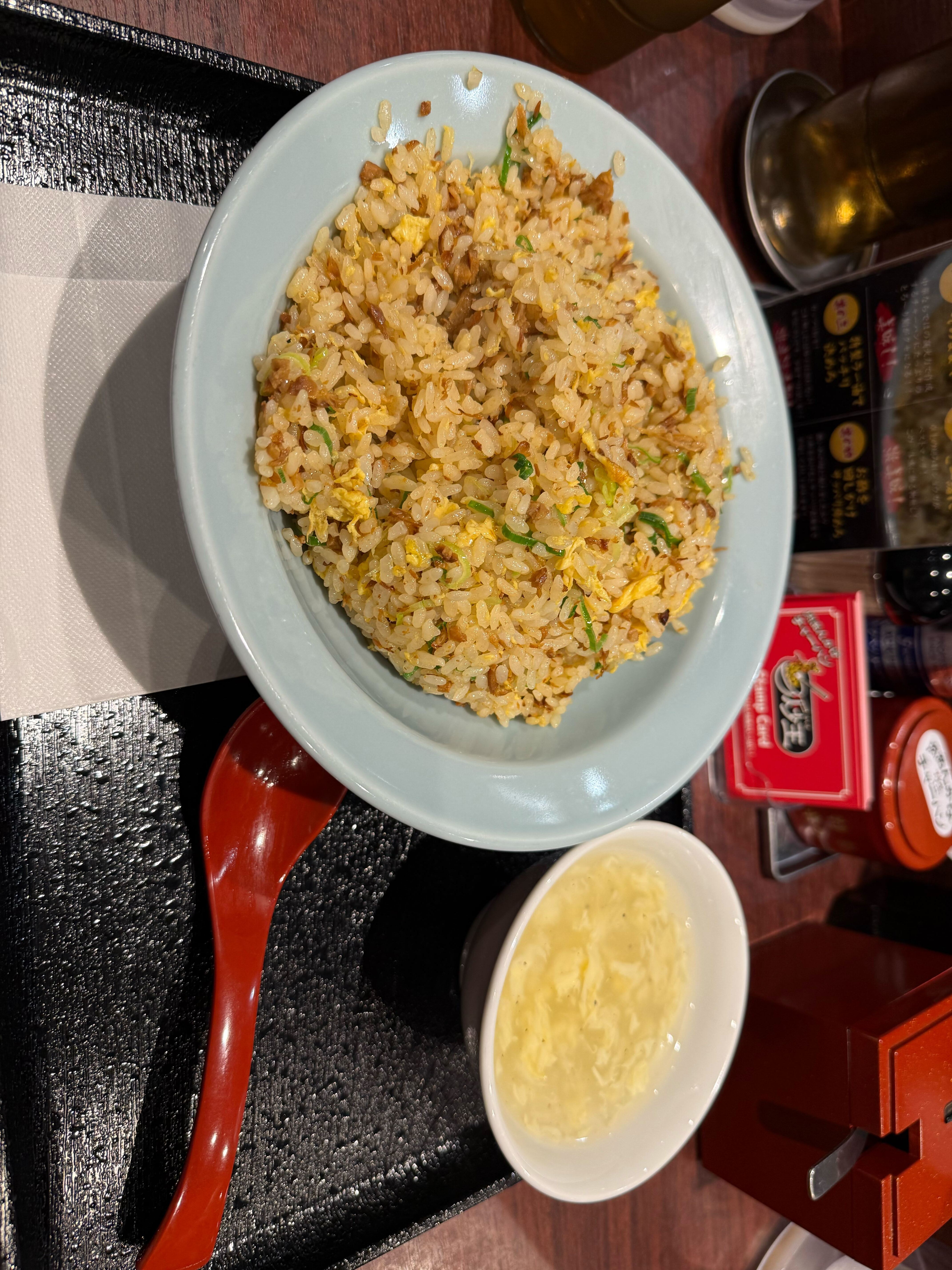 炒王のチャーハンとスープ